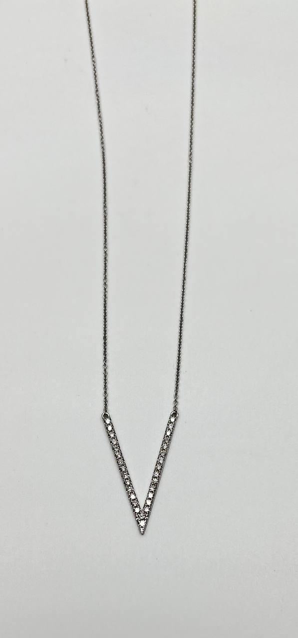 V Letter Shape Symbol 18 Karat White Gold Chain Classic Pendant Necklace