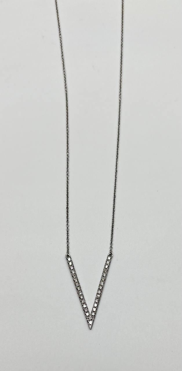 V Letter Shape Symbol 18 Karat White Gold Chain Classic Pendant Necklace