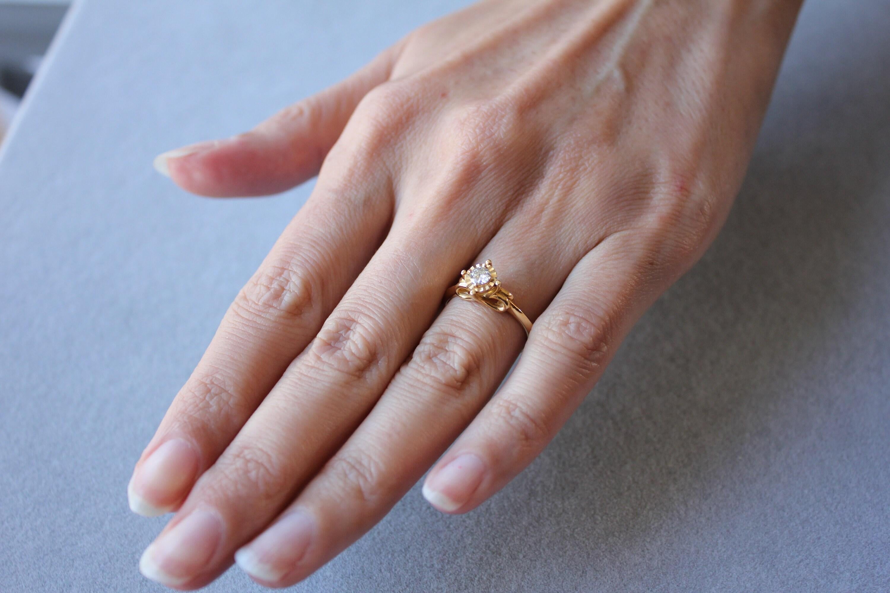 Diamond Round Brilliant Cut Silvery Grey Solitaire 18 Karat Yellow Gold Vintage