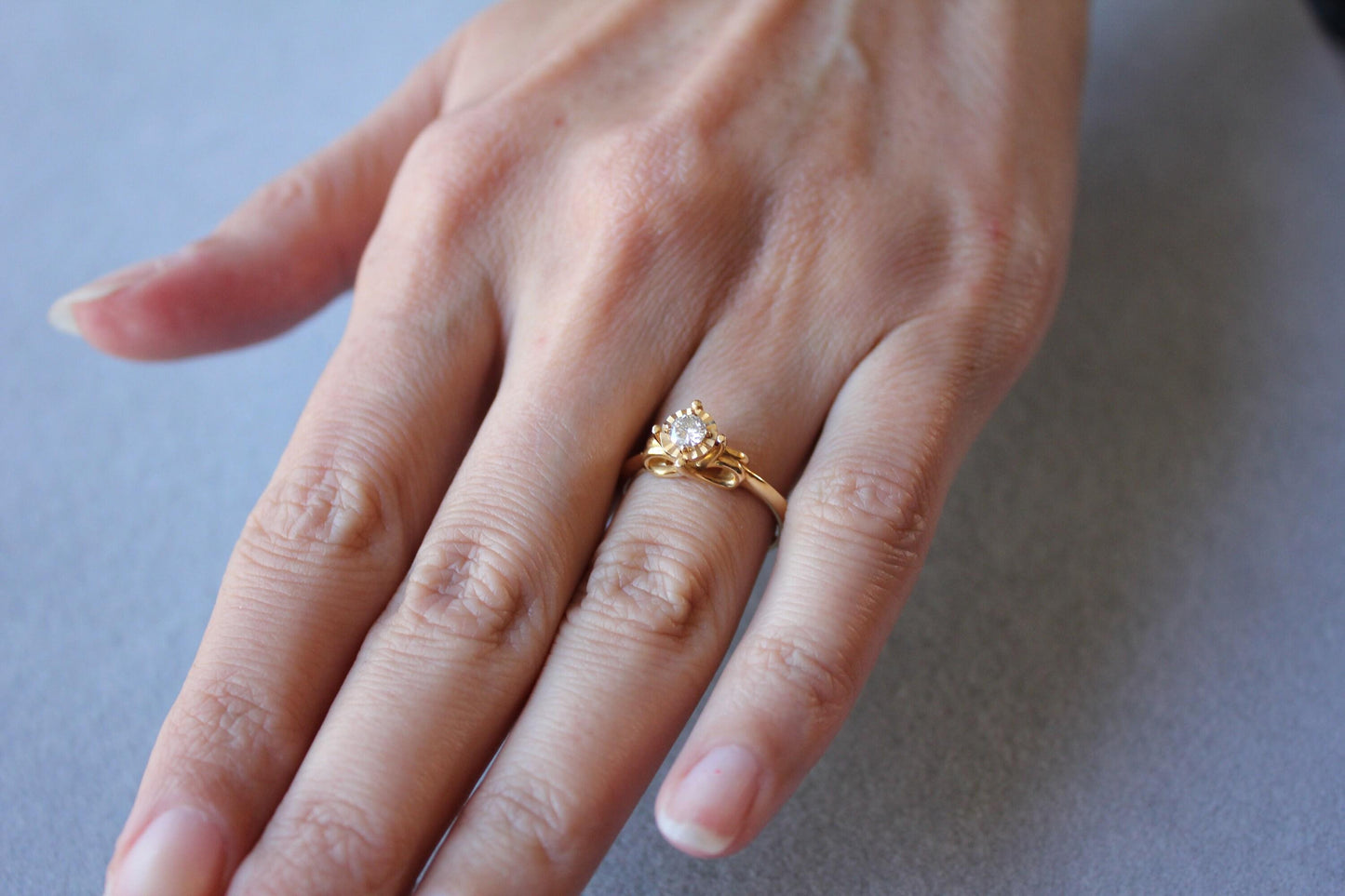 diamond round brilliant cut silvery grey solitaire 18 karat yellow gold vintage