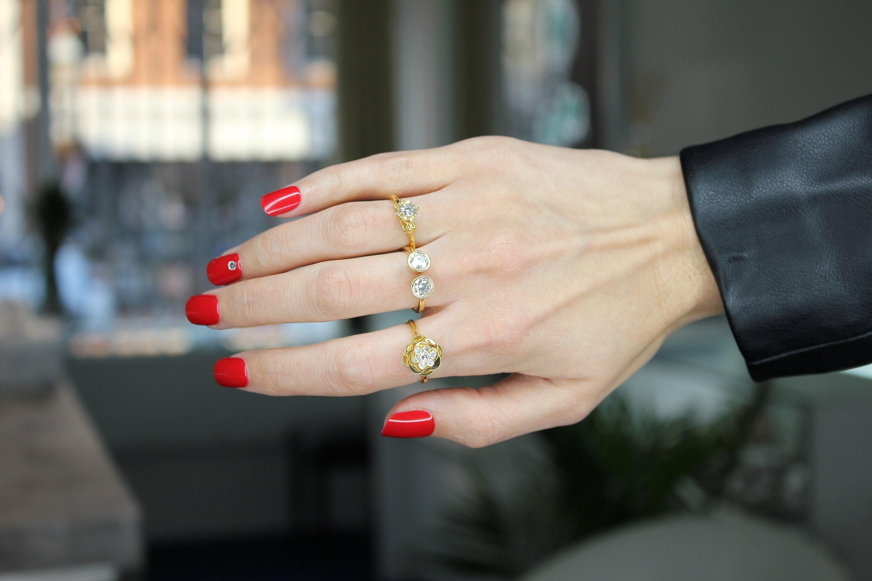 Diamond Round Brilliant Cut Silvery Grey Solitaire 18 Karat Yellow Gold Vintage