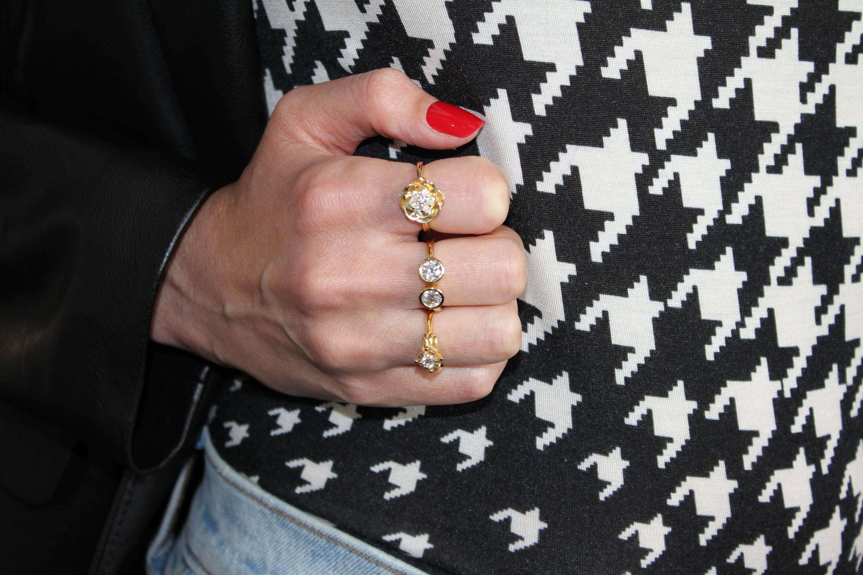 Diamond Round Brilliant Cut Silvery Grey Solitaire 18 Karat Yellow Gold Vintage