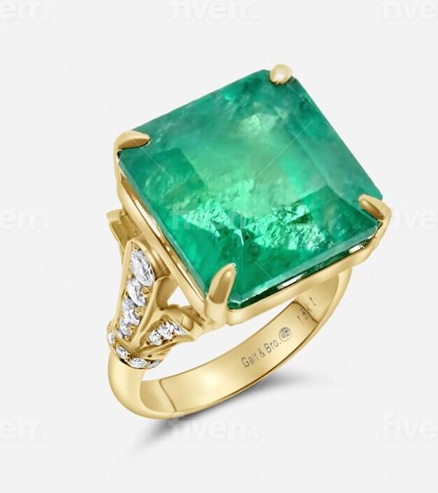 Fancy Vivid Green Emerald Shape Square Step Cut Emerald Diamond Cocktail Stateme