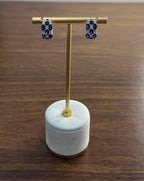 Көк сапфирлер, ақ гауһар тасты 14 каратты ақ алтыннан жасалған Huggie топсалы сырғалары