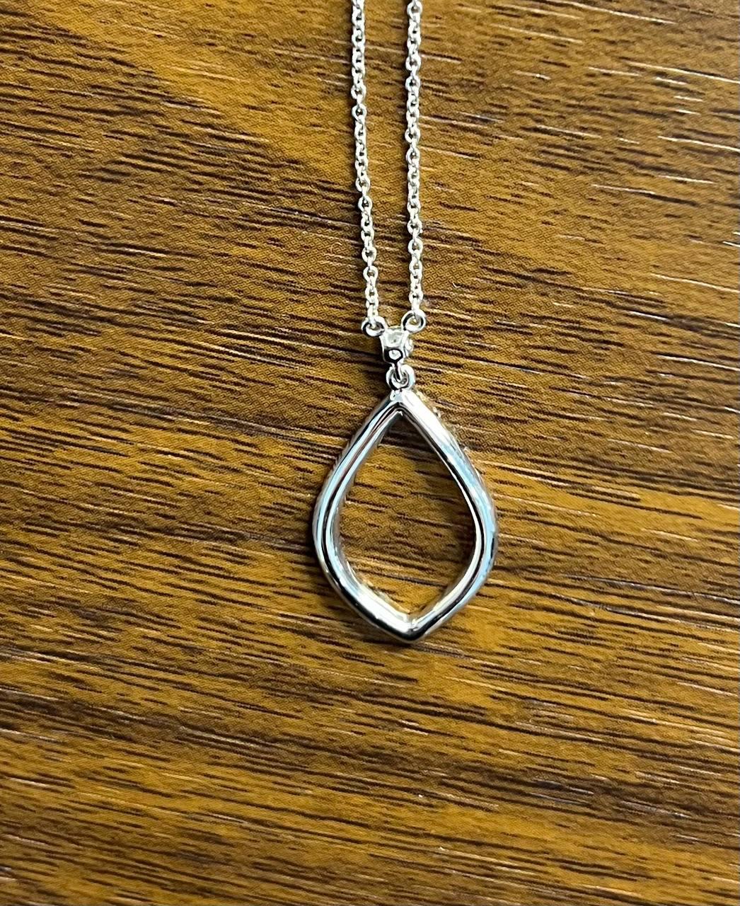 Marquise Oval Shape Rhombus Diamonds Halo Motif 18K White Gold Pendant Necklace