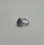 Көк күлгін халцедон гауһар тасты 14 каратты ақ алтыннан жасалған Huggie сақинасы