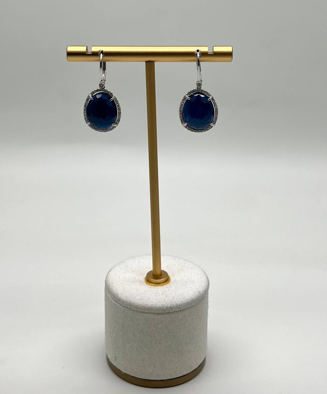 Маленькие круглые серьги Halo из желтого золота 14 карат с синими лазуритовыми бриллиантами