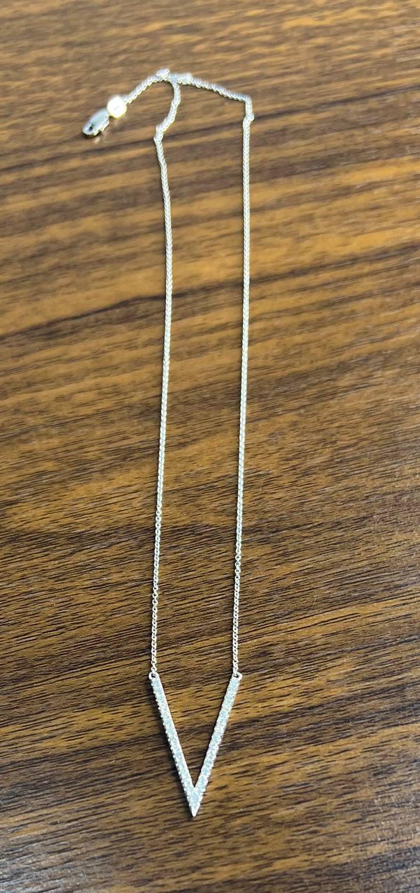 V Letter Shape Symbol 18 Karat White Gold Chain Classic Pendant Necklace