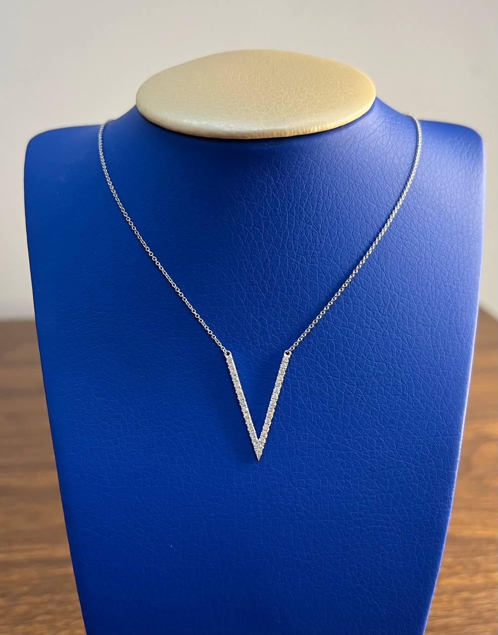 V Letter Shape Symbol 18 Karat White Gold Chain Classic Pendant Necklace