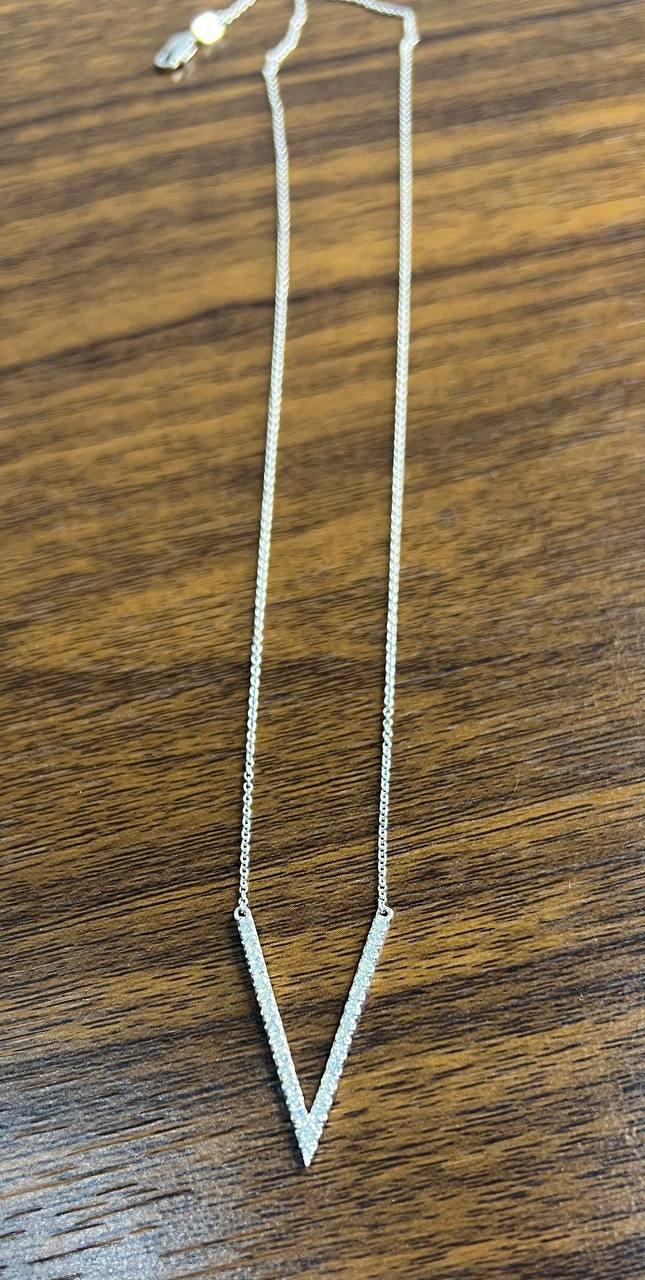 V Letter Shape Symbol 18 Karat White Gold Chain Classic Pendant Necklace