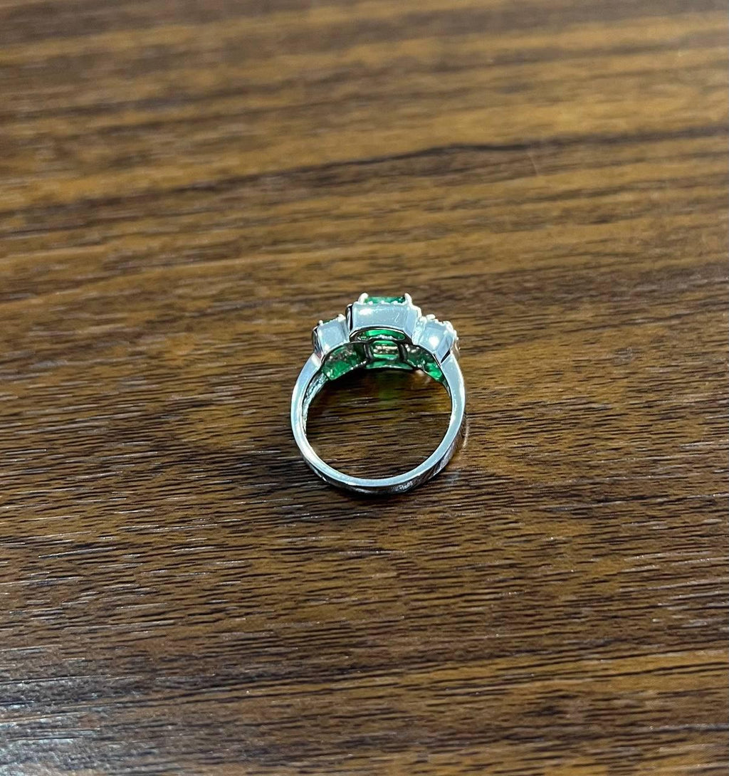 Үш тасты жасыл изумруд және гауһар тасты Halo 14K ақ алтыннан жасалған классикалық сақина