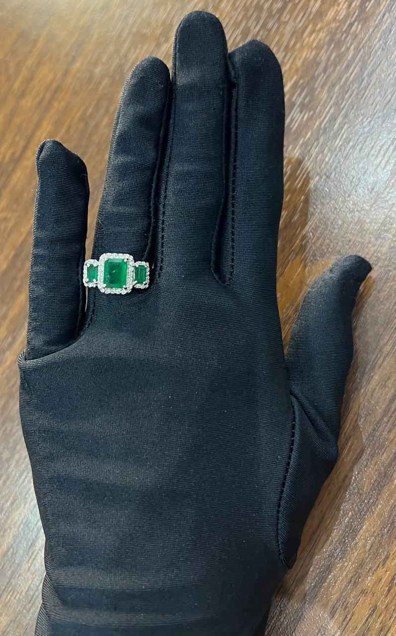 Үш тасты жасыл изумруд және гауһар тасты Halo 14K ақ алтыннан жасалған классикалық сақина