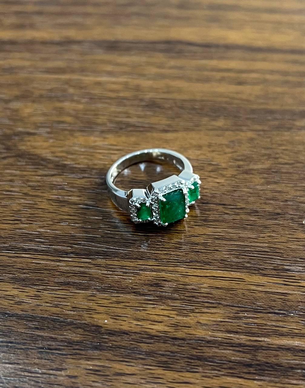 Үш тасты жасыл изумруд және гауһар тасты Halo 14K ақ алтыннан жасалған классикалық сақина