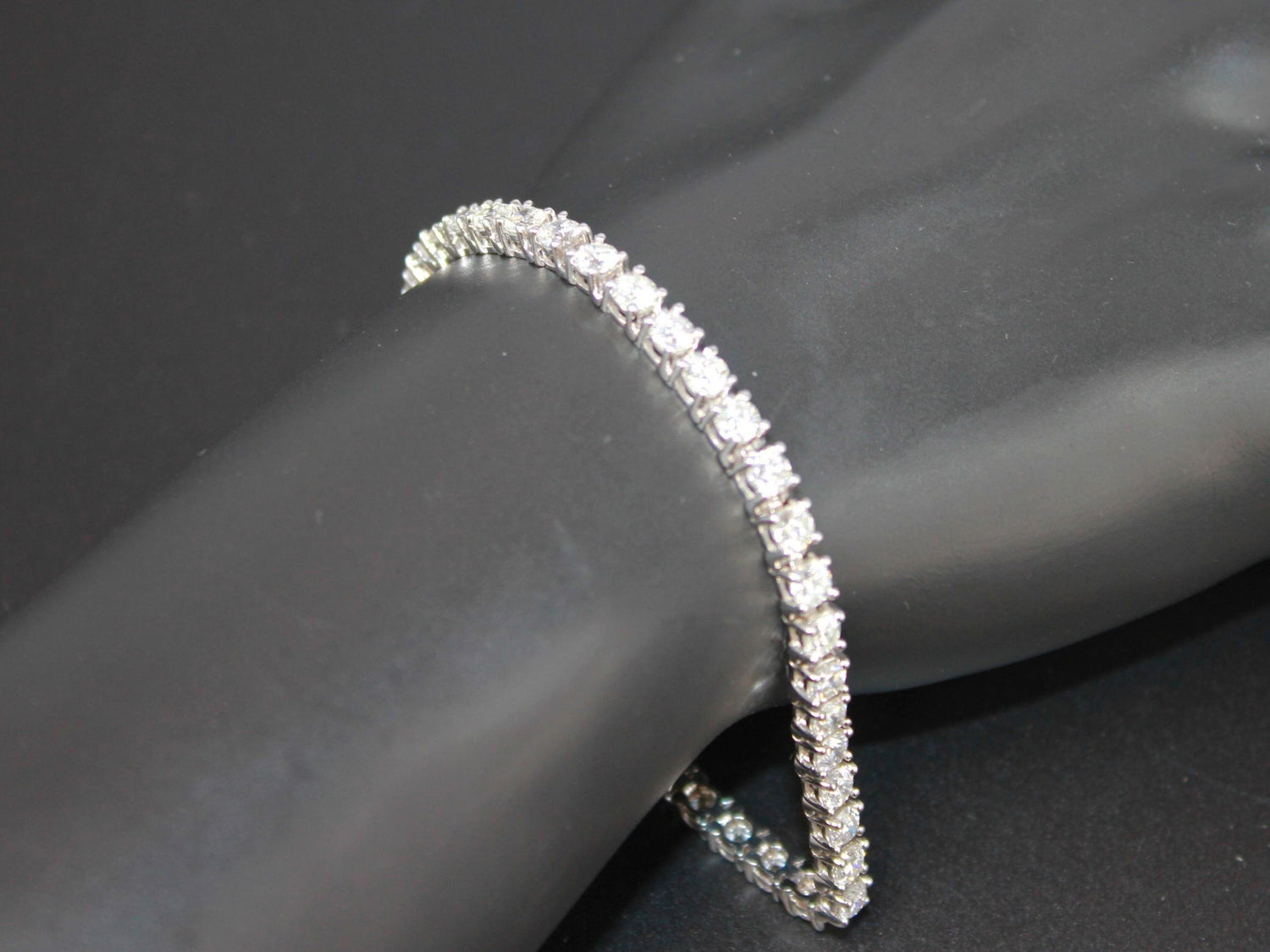 Diamond 7.5 Carat Tennis Line Classic Fashion 14 Karat White Gold Bracelet