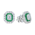 1.73 карат өлшемді Art Deco стиліндегі жасыл изумруд және гауһар тастан жасалған Halo сырғалары, алтын түсті