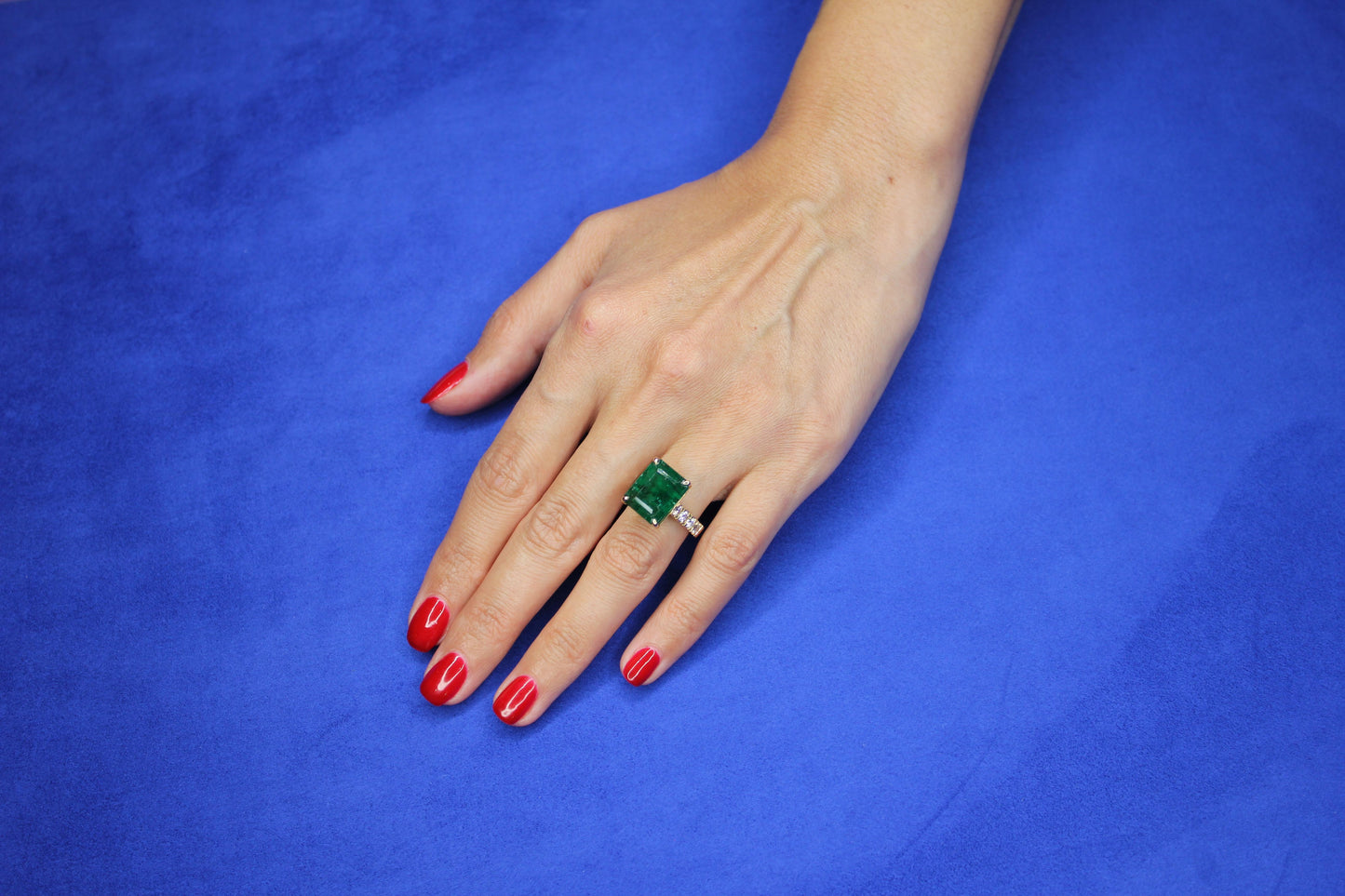emerald diamond cocktail statement vintage style luxury yellow gold large ring