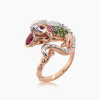 Lizard Chameleon рубин және гауһар тастармен көмкерілген және жасыл түсті 18 каратты раушан және ақ алтыннан жасалған жануарларға арналған сақина