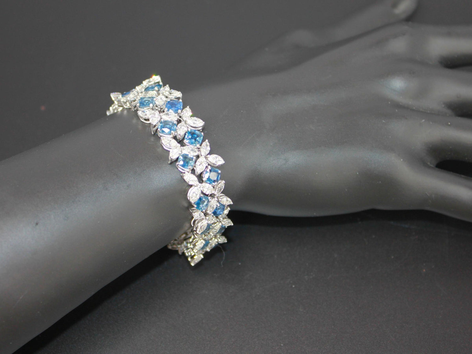 Multi Cushion Shape Blue Sapphire Diamond 18 Karat White Gold Tennis Bracelet