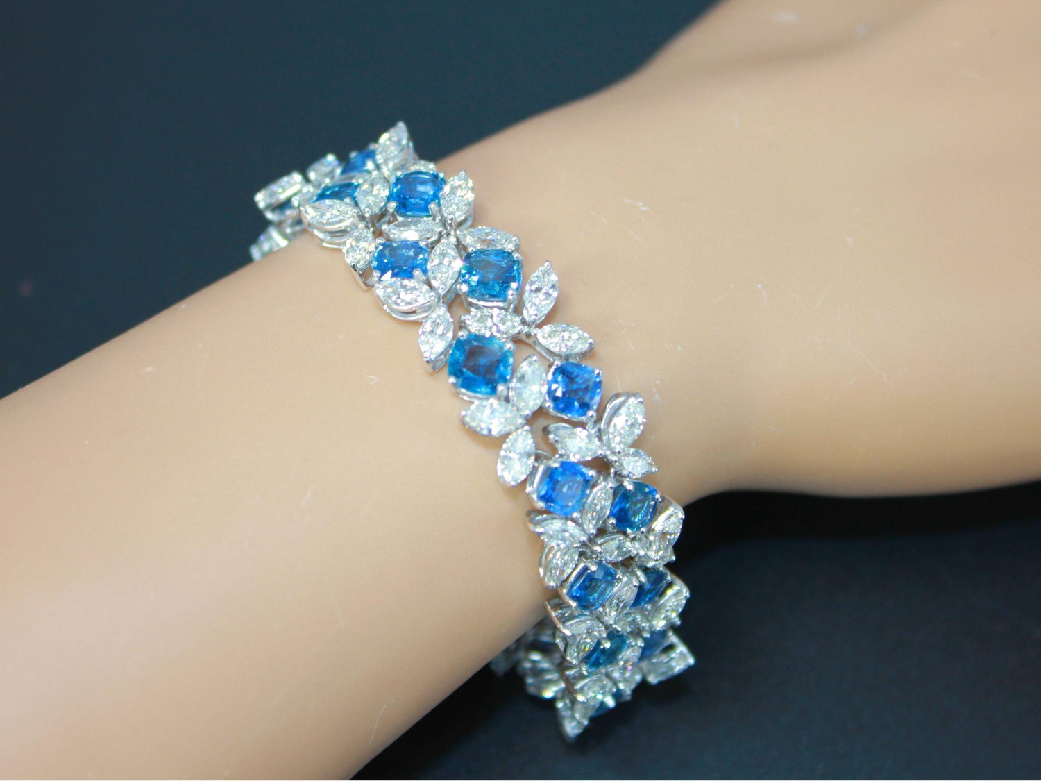 Multi Cushion Shape Blue Sapphire Diamond 18 Karat White Gold Tennis Bracelet