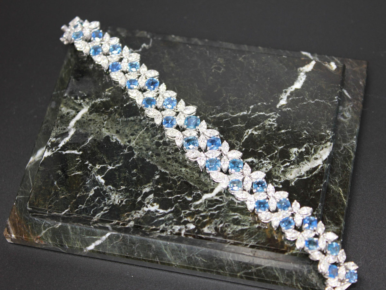 Multi Cushion Shape Blue Sapphire Diamond 18 Karat White Gold Tennis Bracelet