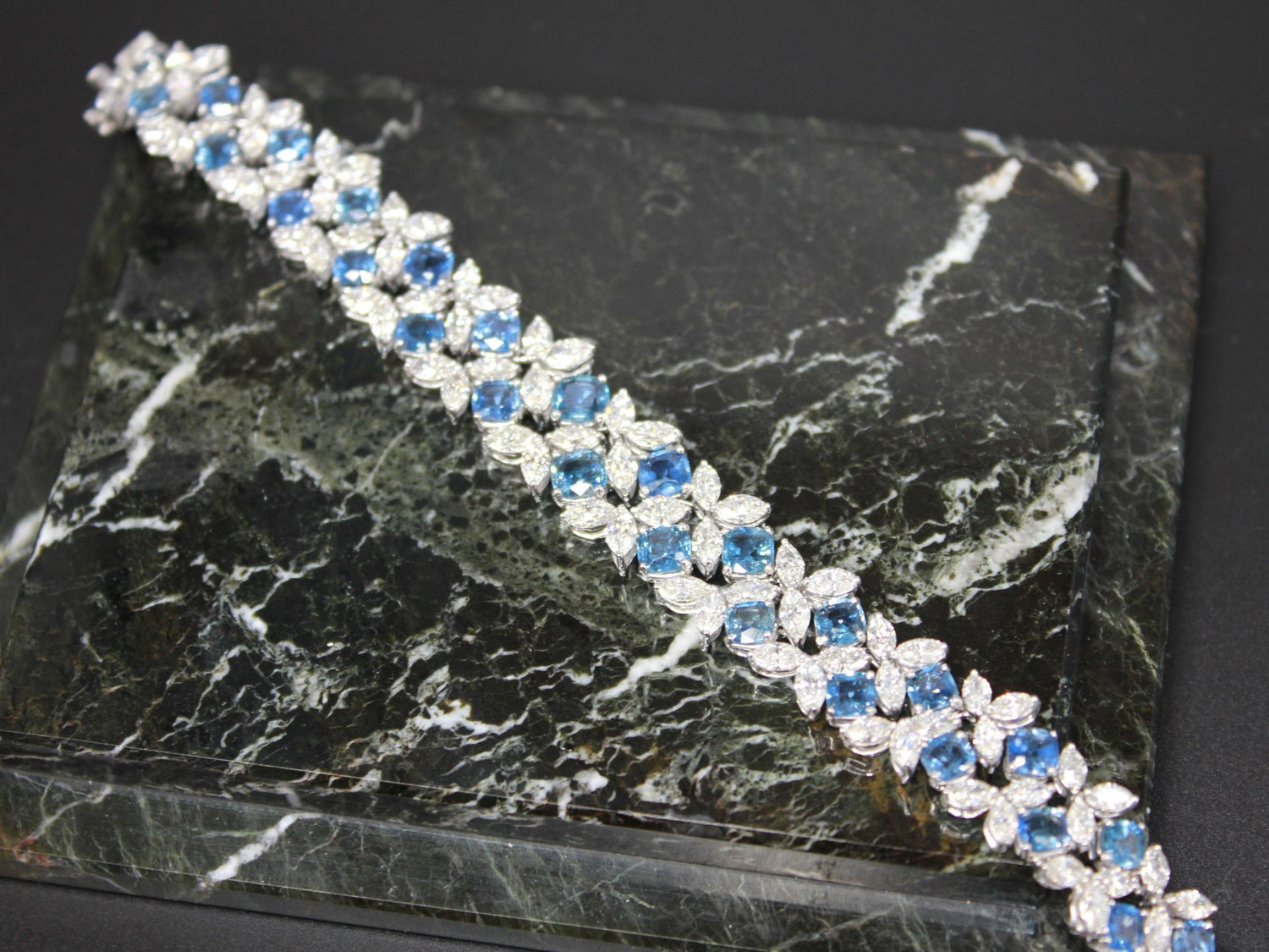 Multi Cushion Shape Blue Sapphire Diamond 18 Karat White Gold Tennis Bracelet