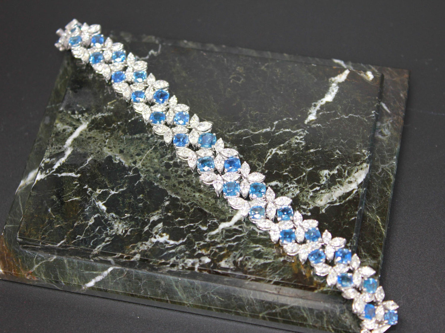 Multi Cushion Shape Blue Sapphire Diamond 18 Karat White Gold Tennis Bracelet