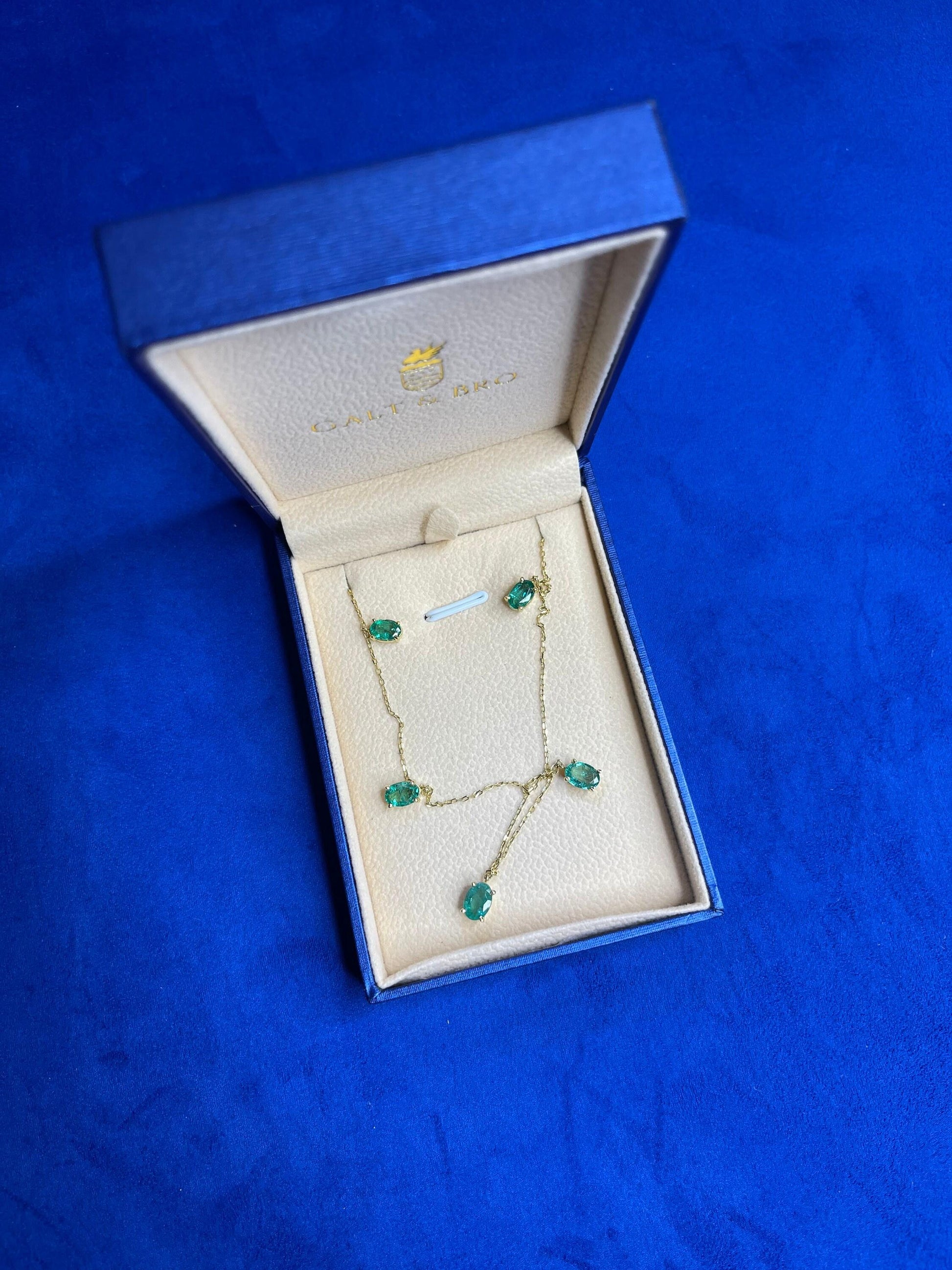Multi Oval Shape Brilliant Cut Vivid Green Emeralds 14 Karat Yellow Gold Chain L