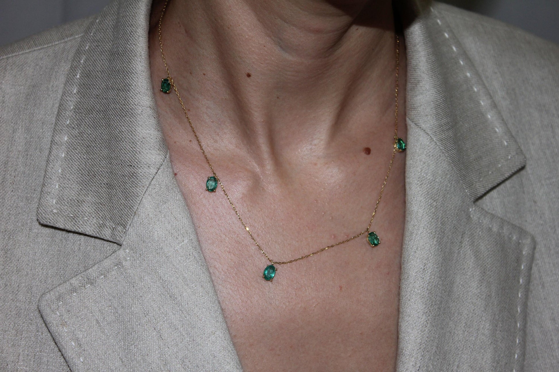 Multi Oval Shape Brilliant Cut Vivid Green Emeralds 14 Karat Yellow Gold Chain L