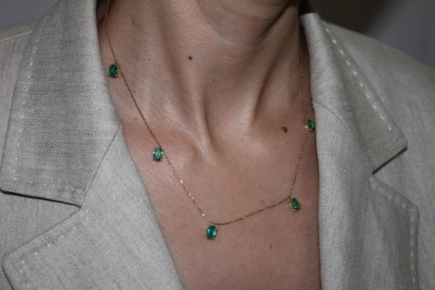 Multi Oval Shape Brilliant Cut Vivid Green Emeralds 14 Karat Yellow Gold Chain L