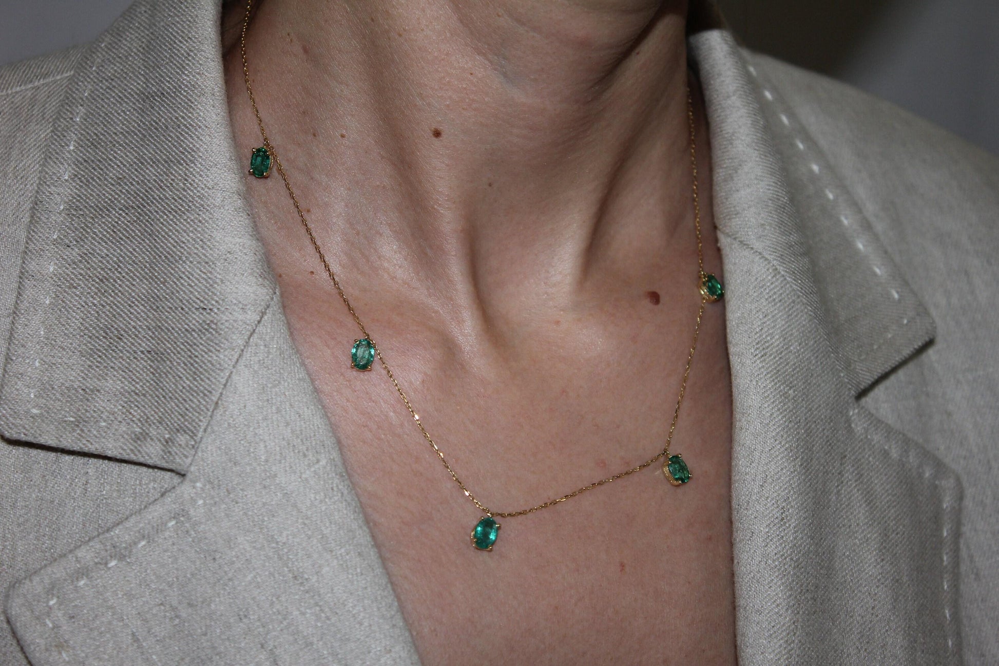 Multi Oval Shape Brilliant Cut Vivid Green Emeralds 14 Karat Yellow Gold Chain L