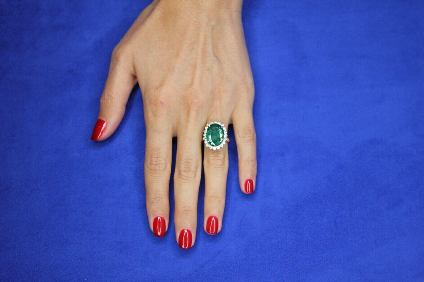oval shape brilliant cut vivid green emerald diamond sun ray halo set unique lux
