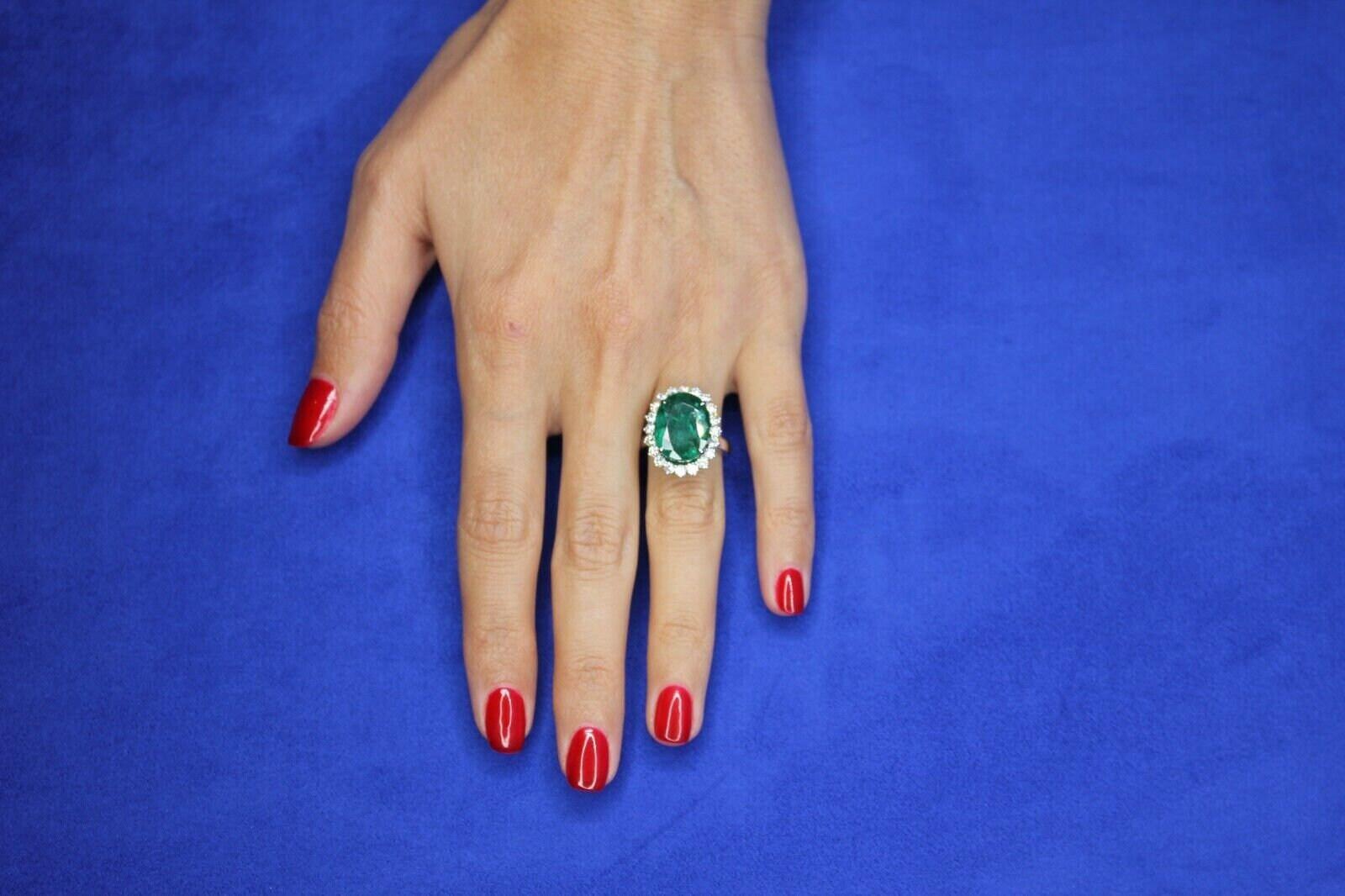 Oval Shape Brilliant Cut Vivid Green Emerald Diamond Sun Ray Halo Set Unique Lux