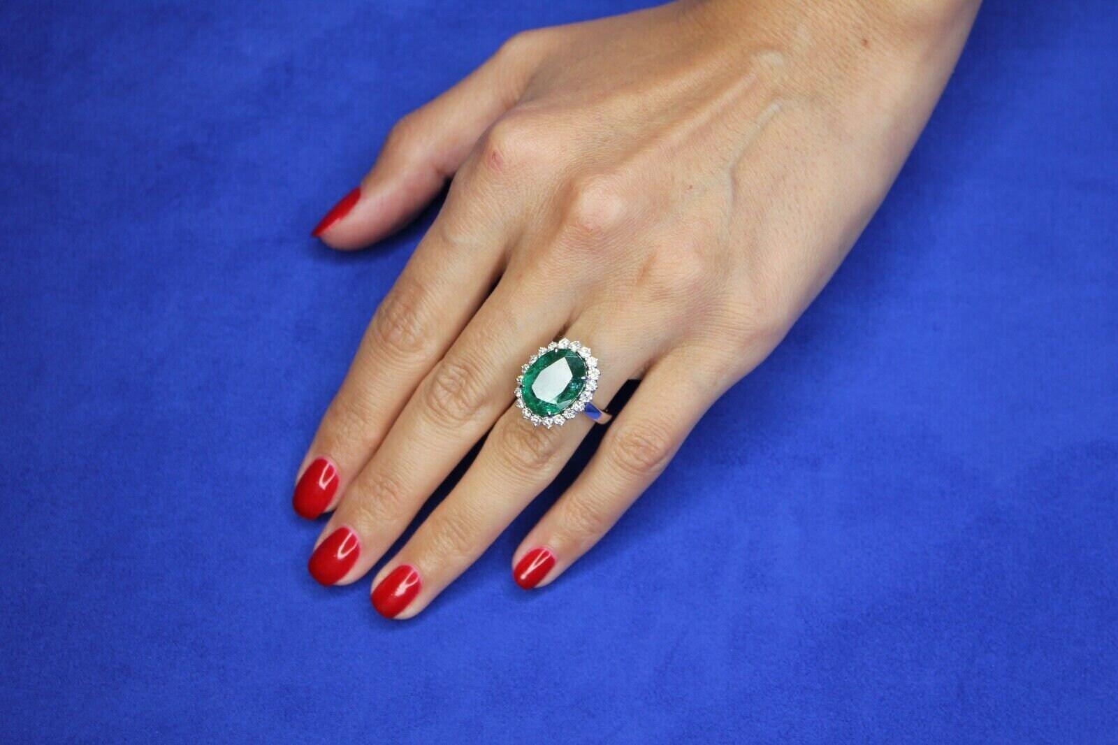 Oval Shape Brilliant Cut Vivid Green Emerald Diamond Sun Ray Halo Set Unique Lux