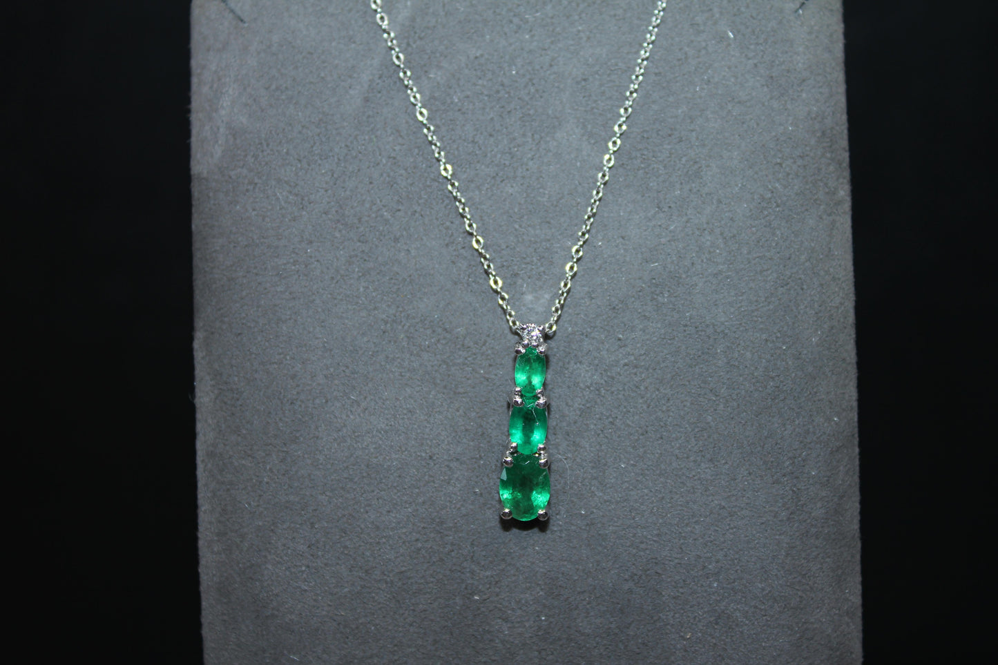 oval shape drop shape emerald diamond 18 karat white gold chain pendant necklace