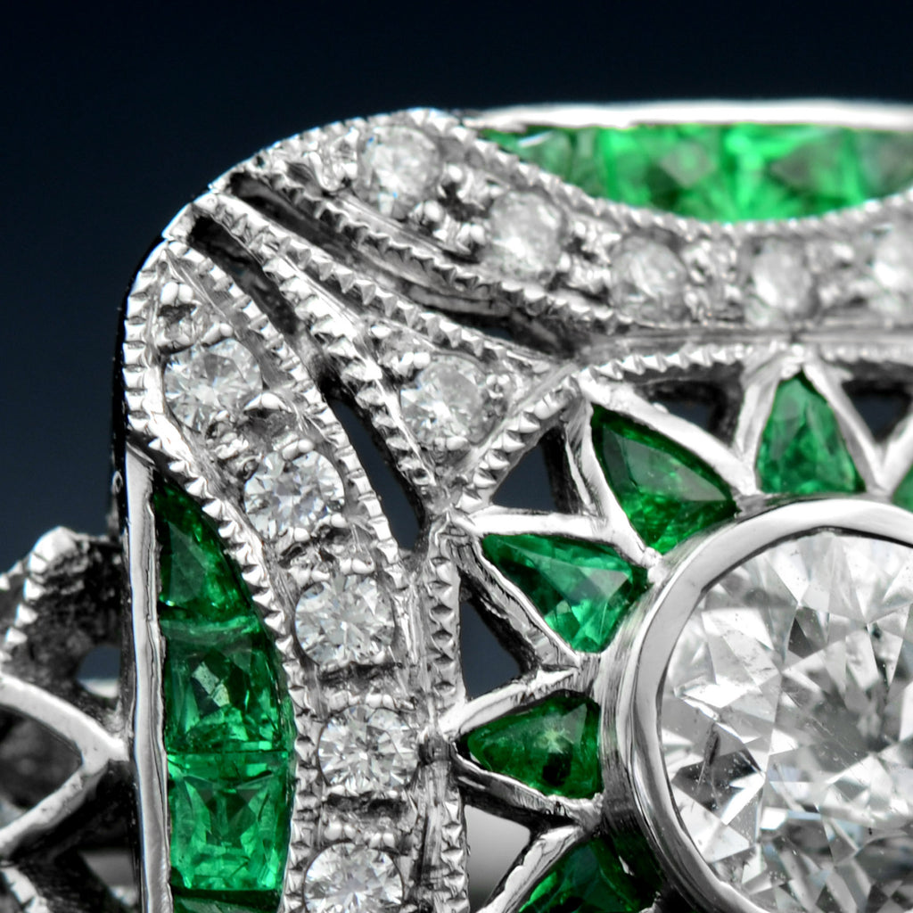 2.77 карат өлшемді Art Deco стиліндегі жасыл изумруд және гауһар тасты платина сақинасы
