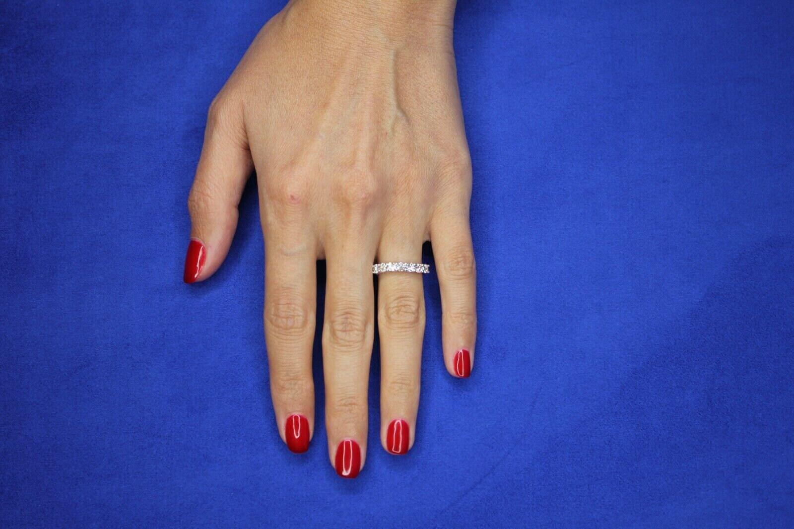 Round Shape Brilliant Cut Silvery Grey Warm Diamonds Classic Line Anniversary We