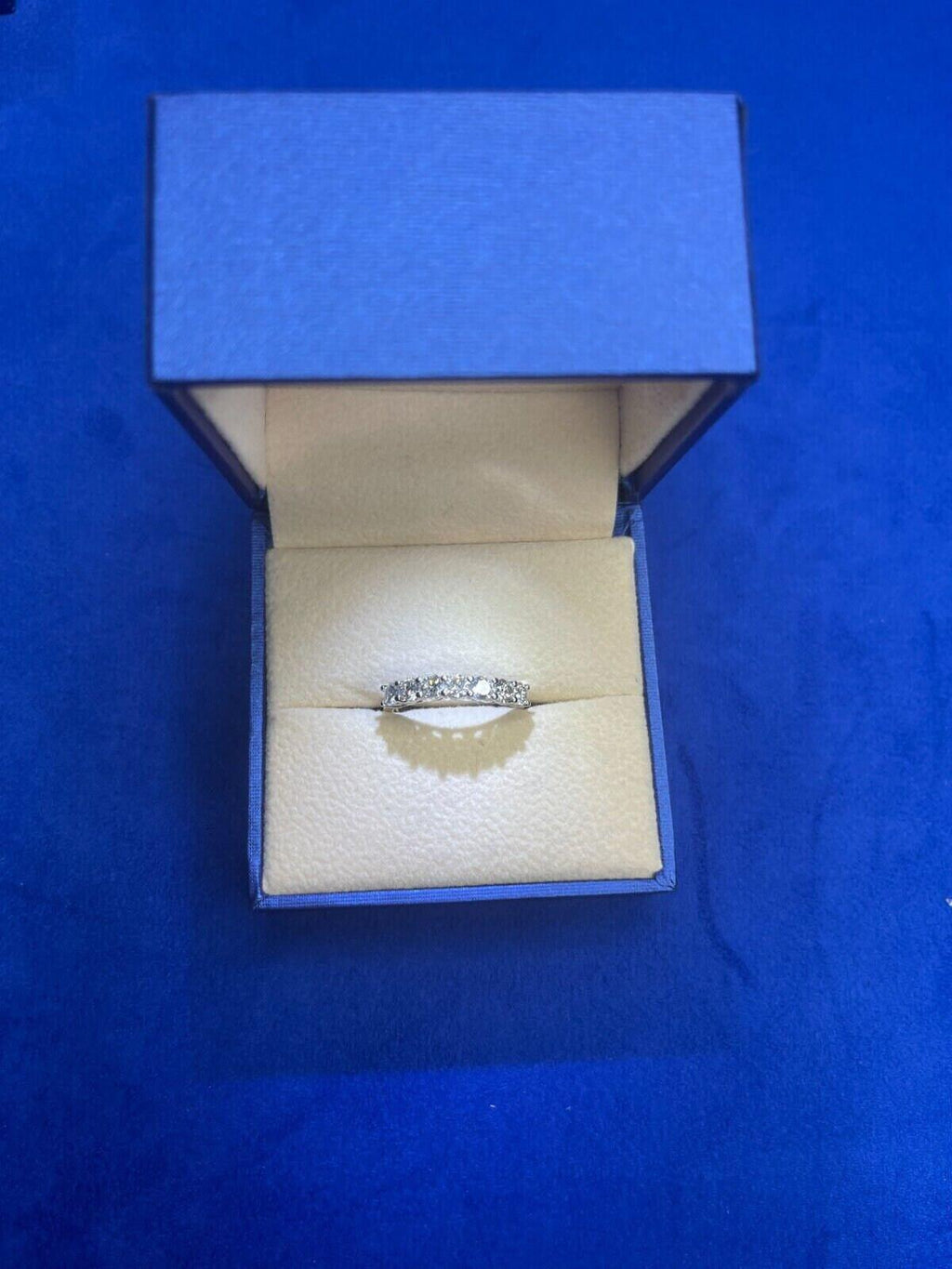 Round Shape Brilliant Cut Silvery Grey Warm Diamonds Classic Line Anniversary We