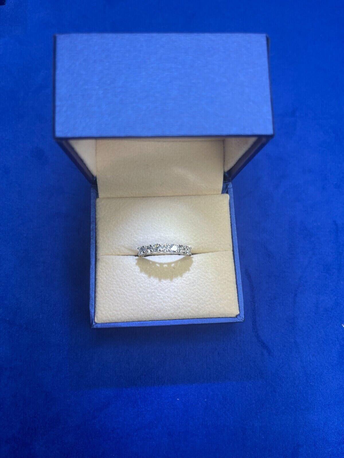 Round Shape Brilliant Cut Silvery Grey Warm Diamonds Classic Line Anniversary We
