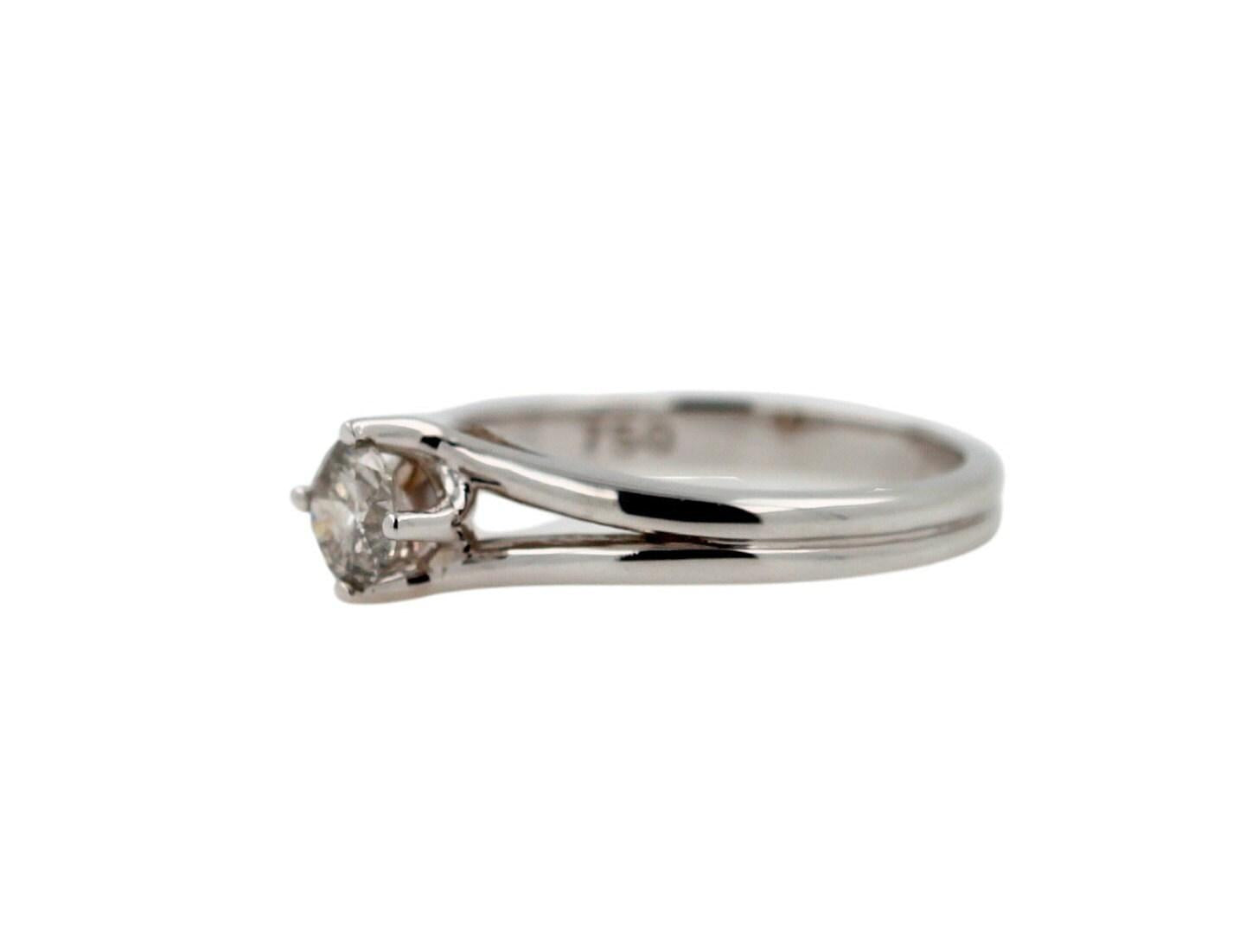 Vintage Style Brilliant Cut Round Shape Silvery Grey White Diamond Solitaire 18K