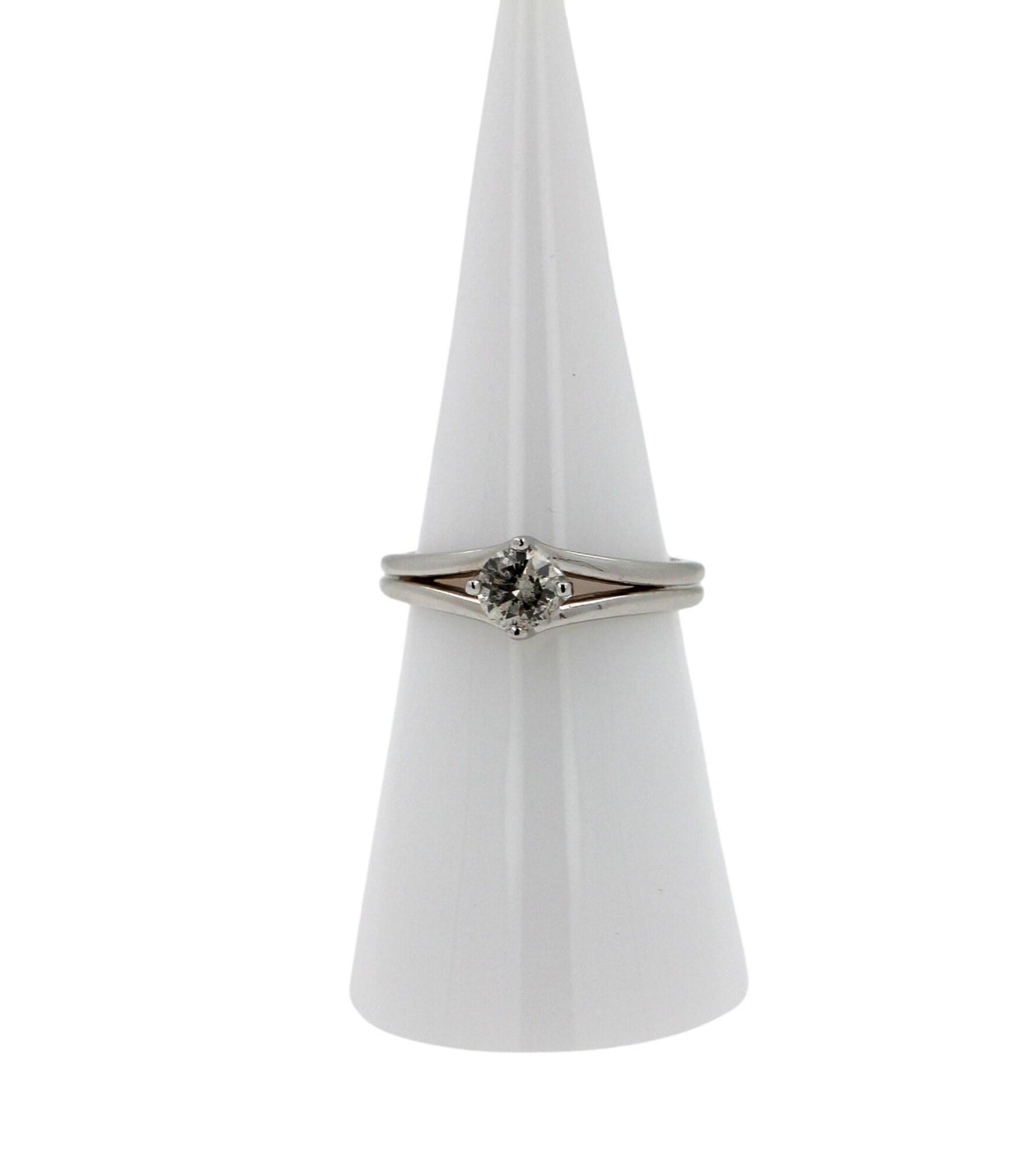 vintage style brilliant cut round shape silvery grey white diamond solitaire 18k