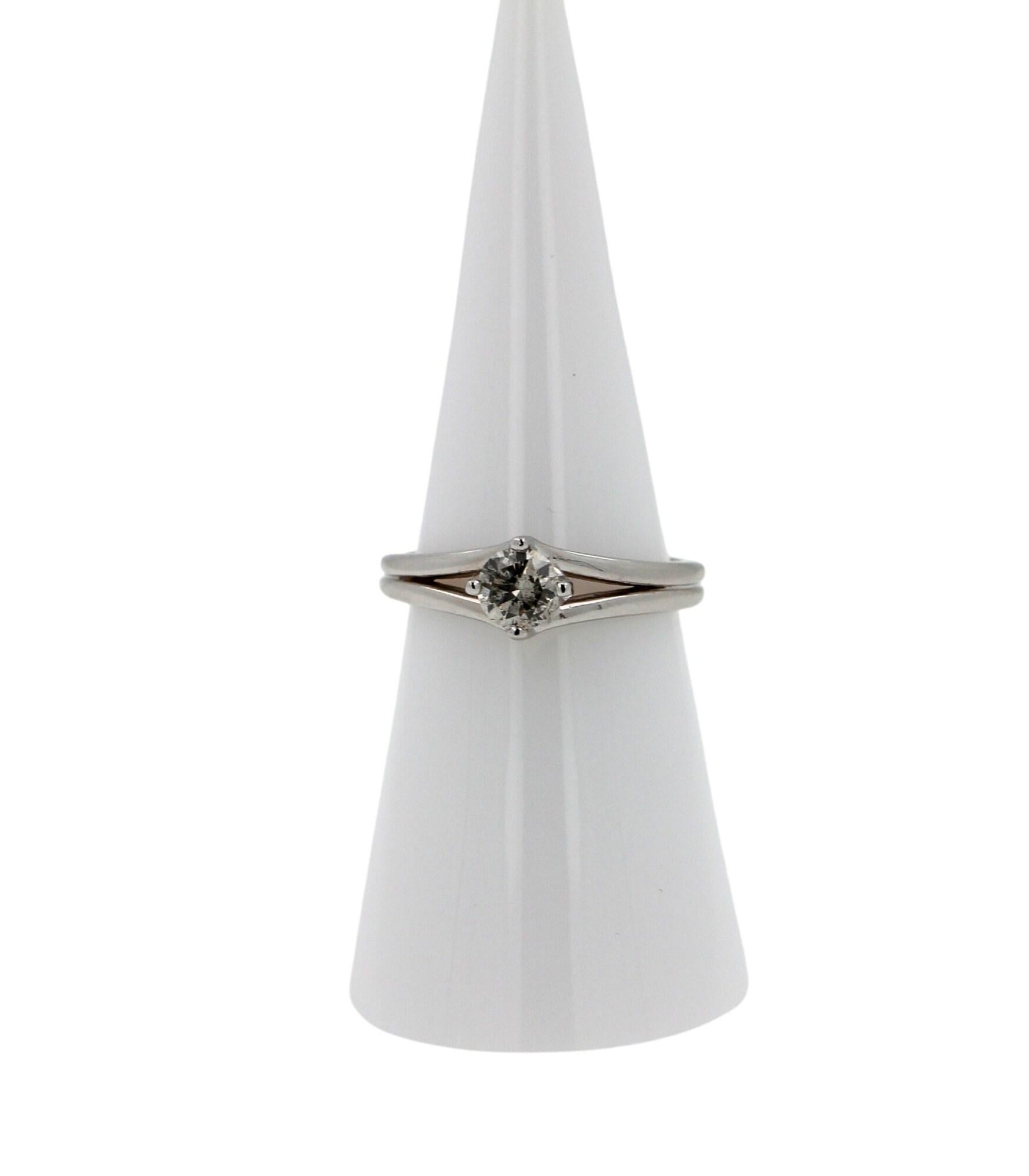 Vintage Style Brilliant Cut Round Shape Silvery Grey White Diamond Solitaire 18K