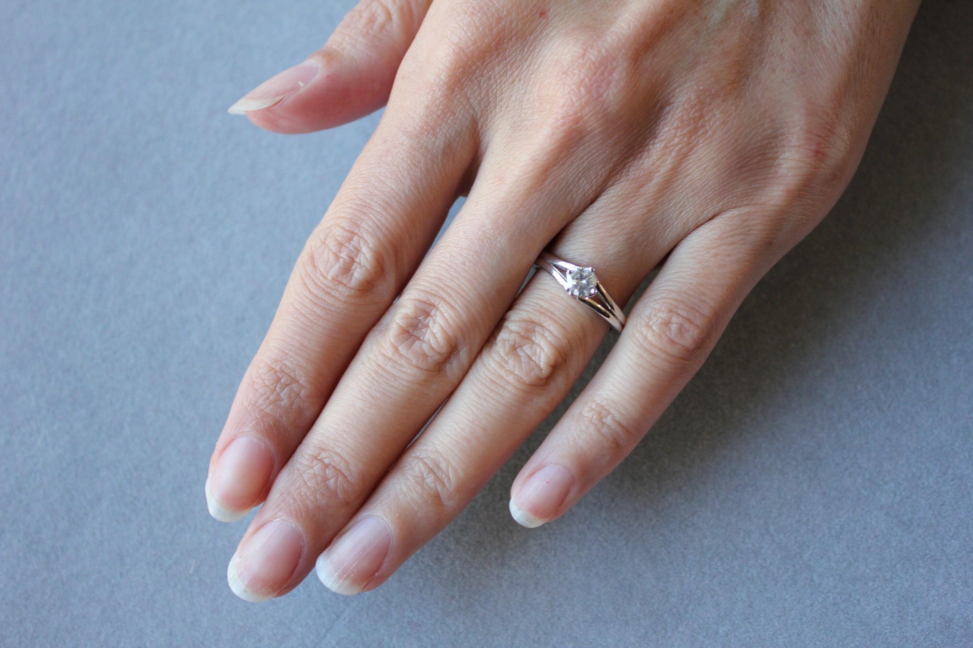 Vintage Style Brilliant Cut Round Shape Silvery Grey White Diamond Solitaire 18K