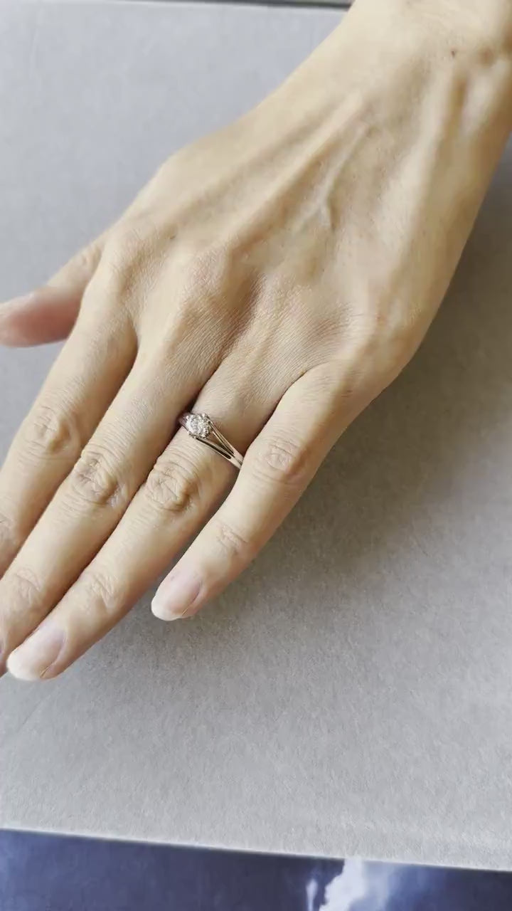 Vintage Style Brilliant Cut Round Shape Silvery Grey White Diamond Solitaire 18K