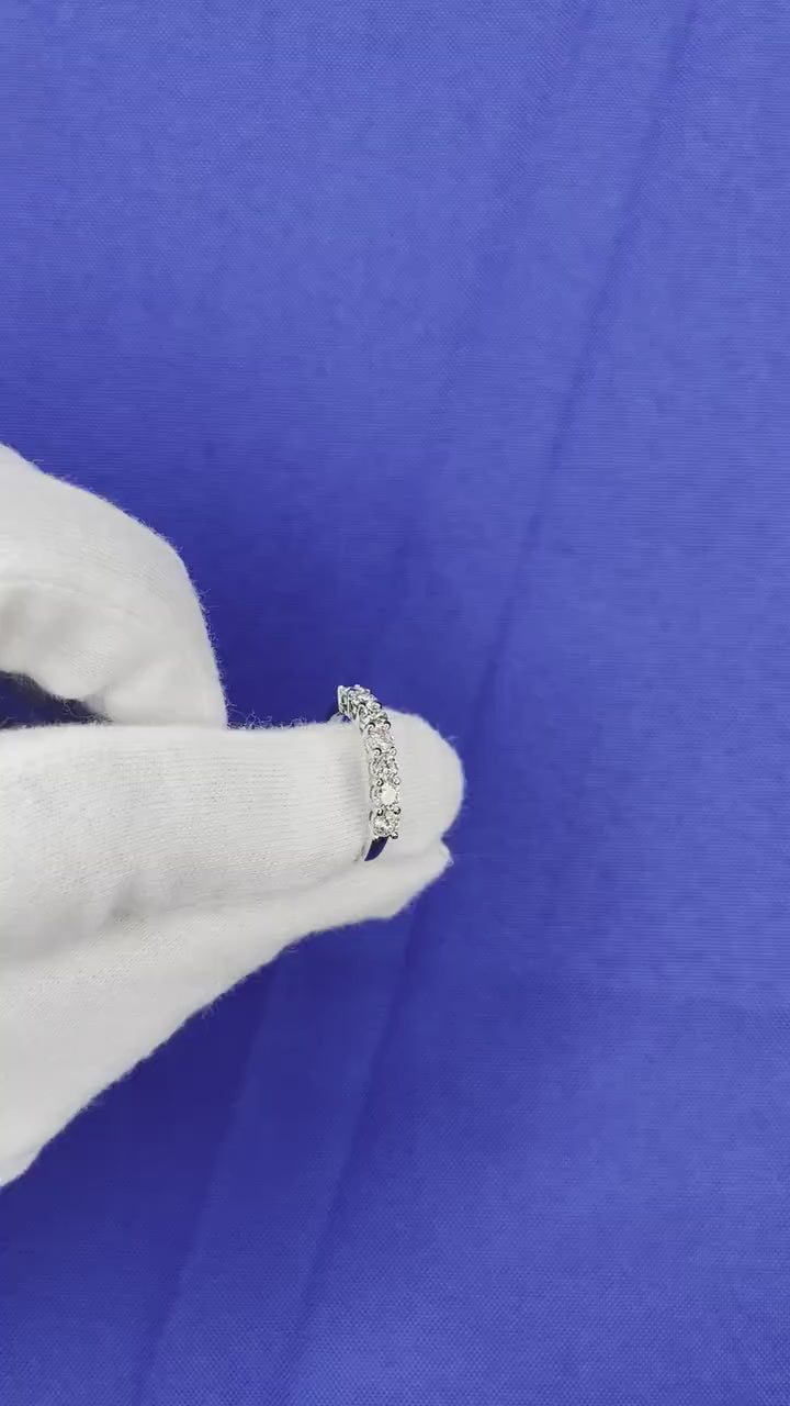 Round Shape Brilliant Cut Silvery Grey Warm Diamonds Classic Line Anniversary We