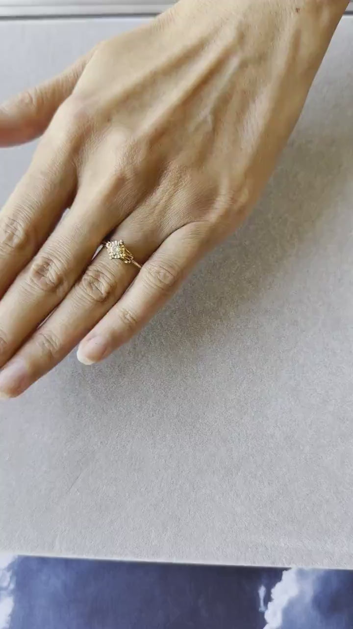 Diamond Round Brilliant Cut Silvery Grey Solitaire 18 Karat Yellow Gold Vintage 