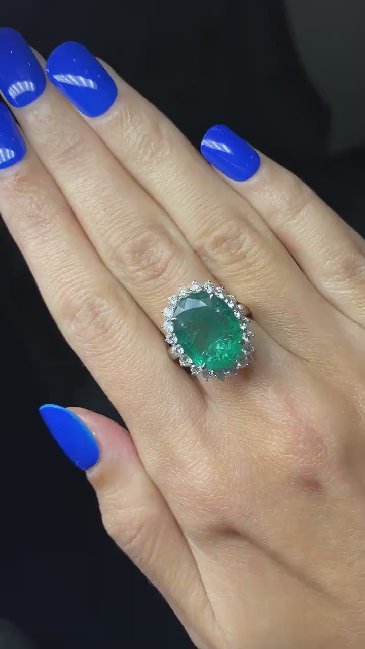 Oval Shape Brilliant Cut Vivid Green Emerald Diamond Sun Ray Halo Set Unique Lux